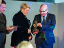 Prezydent Nowego Sącza Ryszard Nowak wręcza statuetkę pani Marioli Kardacz, zwyciężczyni w kategorii Debiut w Biznesie, fot. Damian Radziak